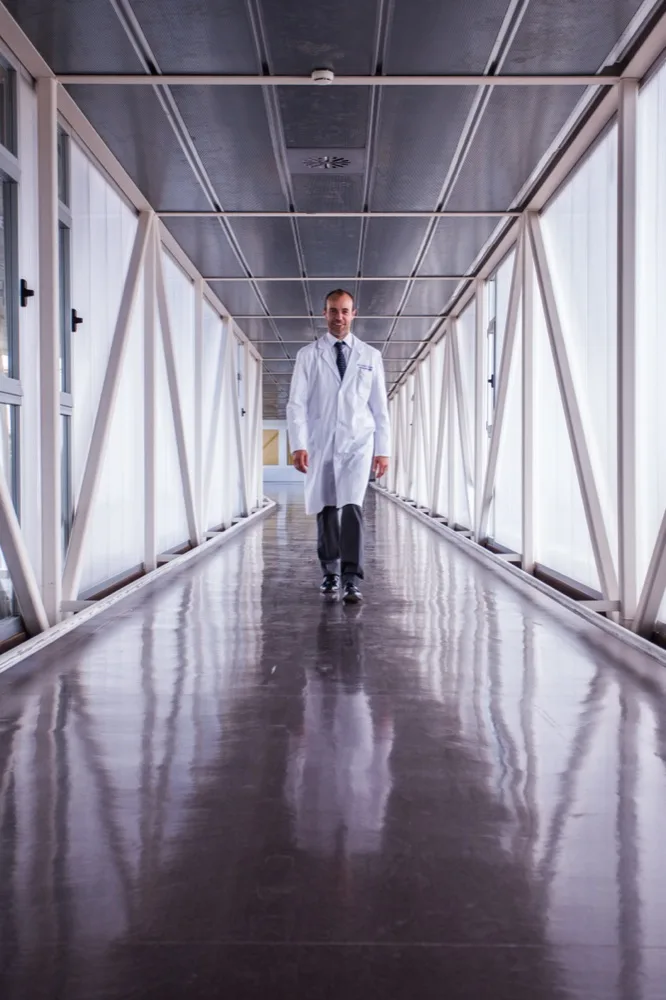 Dr. Javier Clavel Laria en el hospital